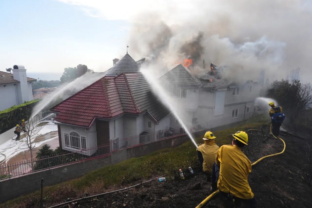 Incendio Norte en California: bomberos apagan una casa en llamas en San Juan Capistrano, condado de Orange