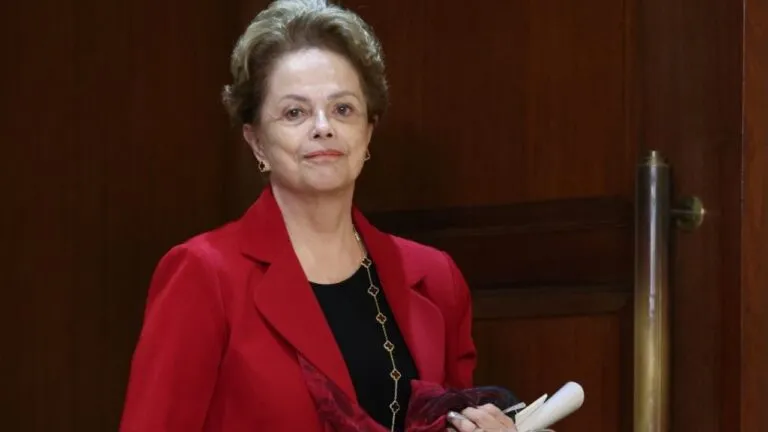 Indemnización a Dilma Rousseff: la expresidenta de Brasil, de chaqueta roja, en una imagen de archivo