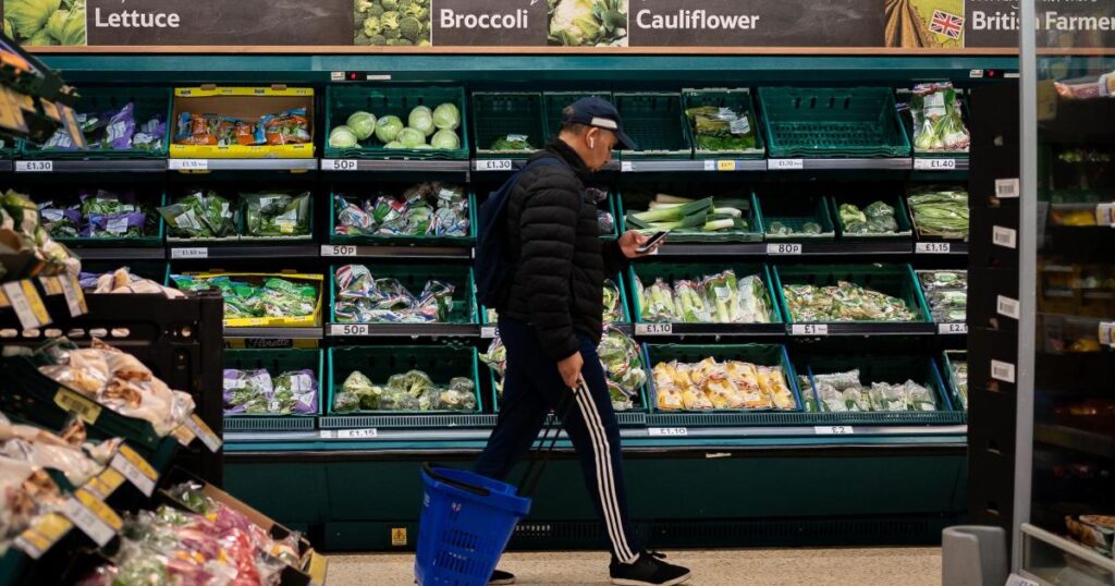 Inflación en Reino Unido: un comprador recorre la sección de verduras de un supermercado británico con precios en libras