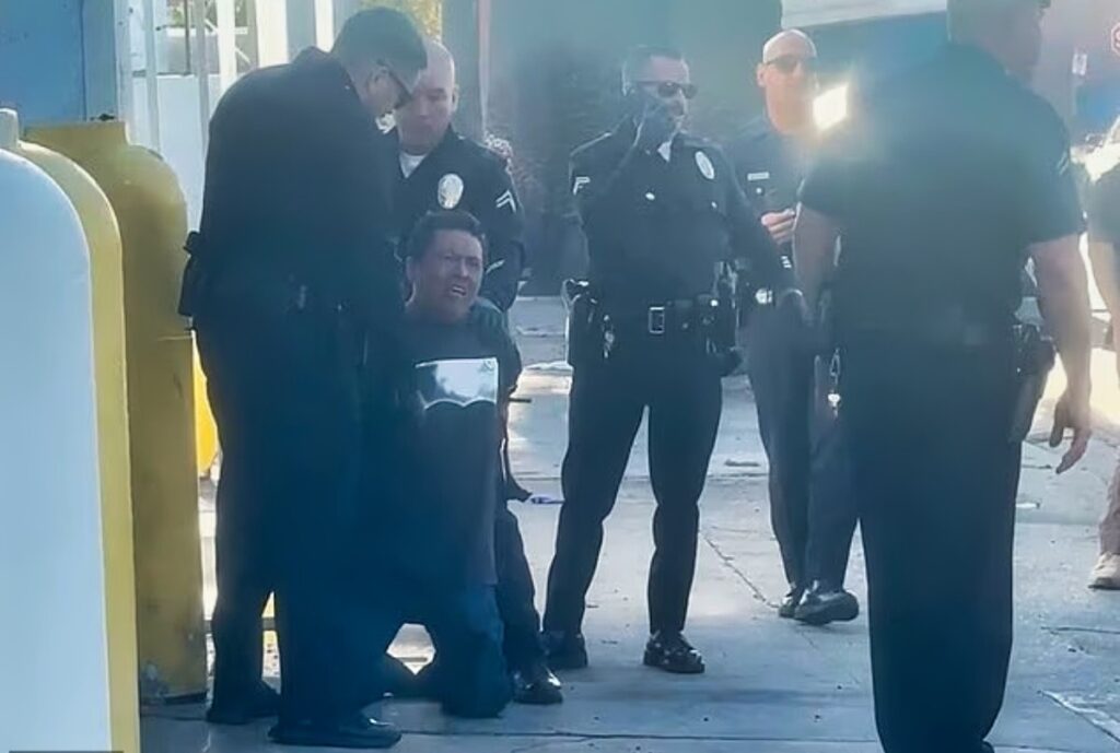 Influenciador mexicano baleado por ICE Carlitos Ricardo Parias en el suelo rodeado de agentes durante su detención en Los Ángeles