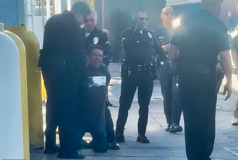 Influenciador mexicano baleado por ICE Carlitos Ricardo Parias en el suelo rodeado de agentes durante su detención en Los Ángeles