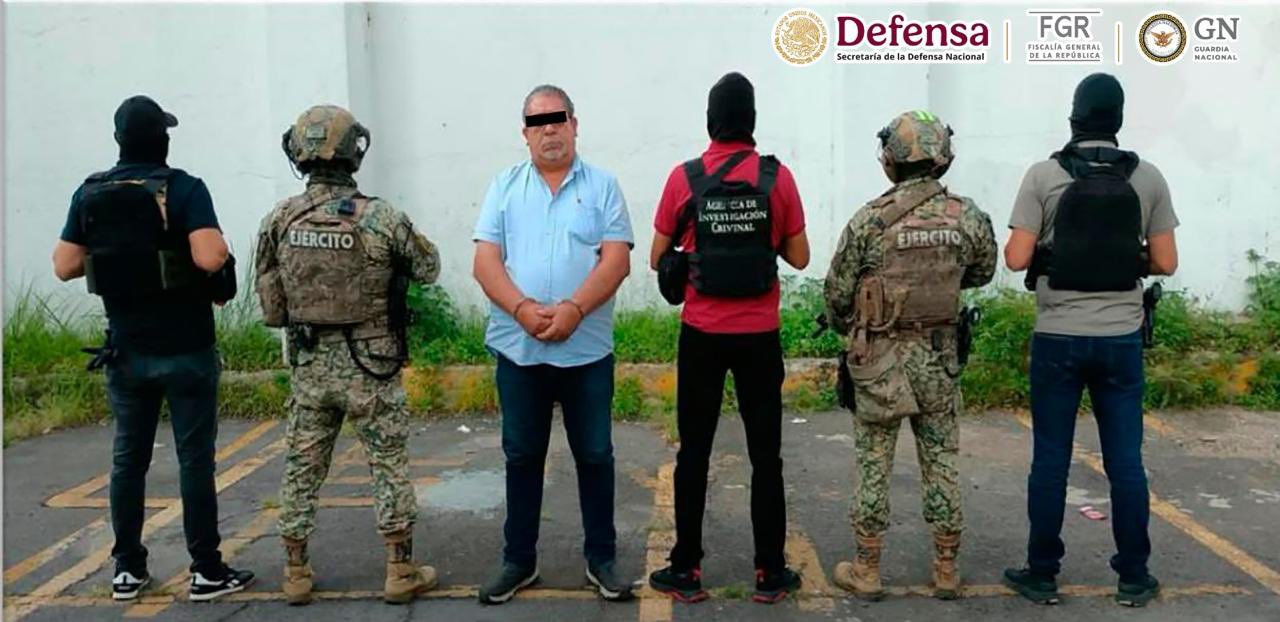 Narcotúneles del CJNG: Luis Manuel «N», alias «El Ingeniero», detenido y esposado junto a agentes del Ejército y de la Agencia de Investigación Criminal en Zapopan