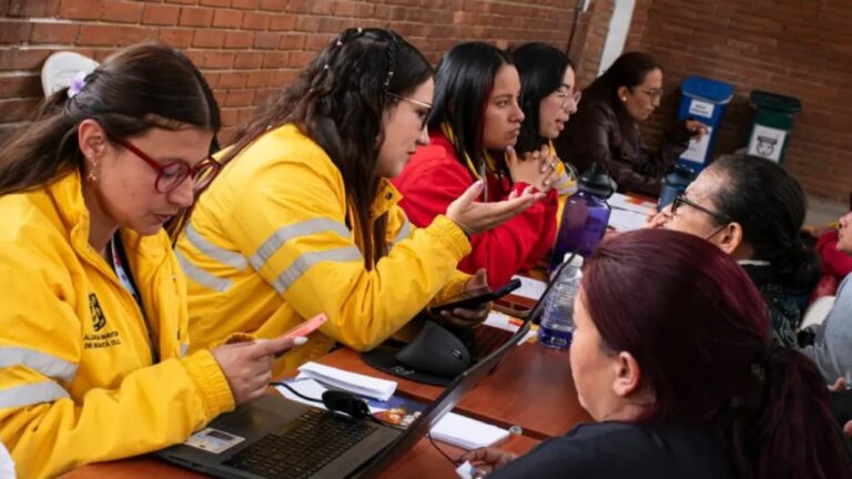 Ingreso Mínimo Garantizado en Bogotá: funcionarias de la Alcaldía atienden a ciudadanas en una jornada del programa