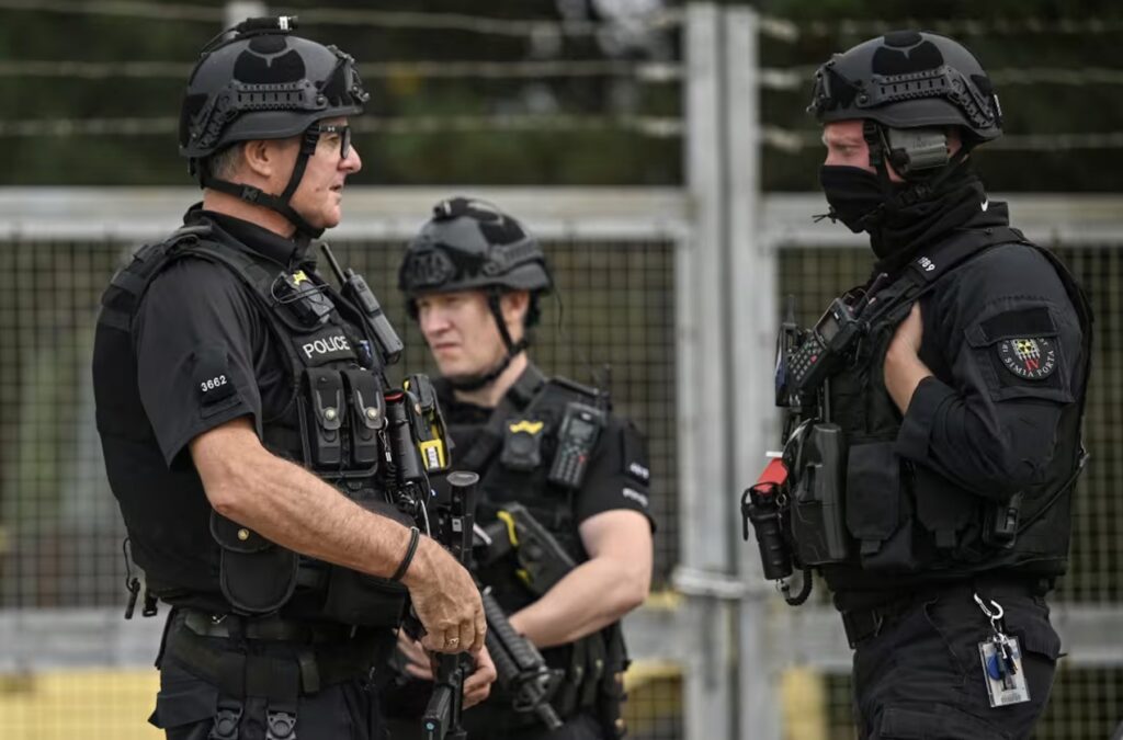 Inteligencia iraní en la base de Fairford: policías armados británicos vigilan una entrada de la base de la RAF