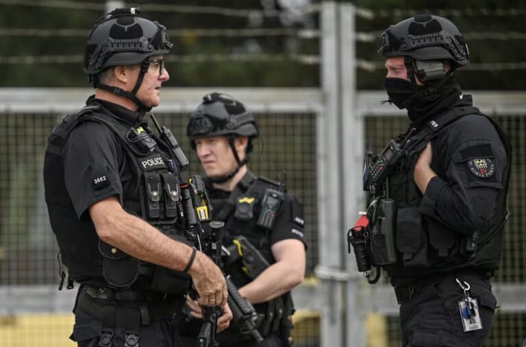 Inteligencia iraní en la base de Fairford: policías armados británicos vigilan una entrada de la base de la RAF