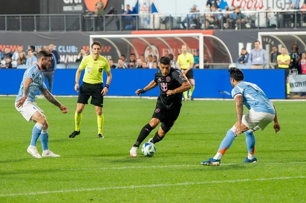 Inter Miami empata 2-2 con Cincinnati: Luis Suárez conduce el balón con el Inter Miami en un partido de la MLS