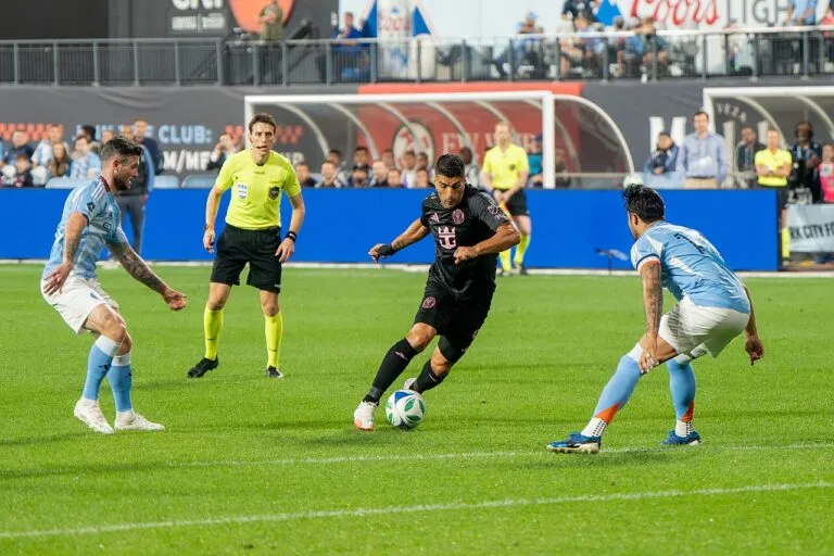 Inter Miami empata 2-2 con Cincinnati: Luis Suárez conduce el balón con el Inter Miami en un partido de la MLS