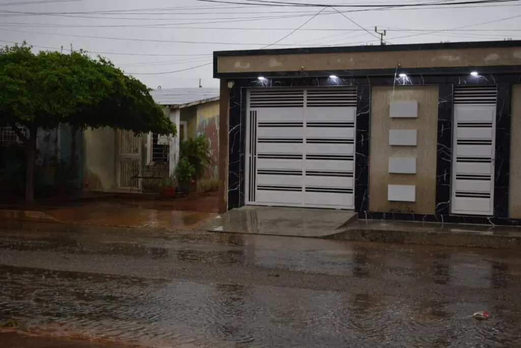 inundaciones en Maracaibo: calle anegada por las fuertes lluvias de este martes en el estado Zulia