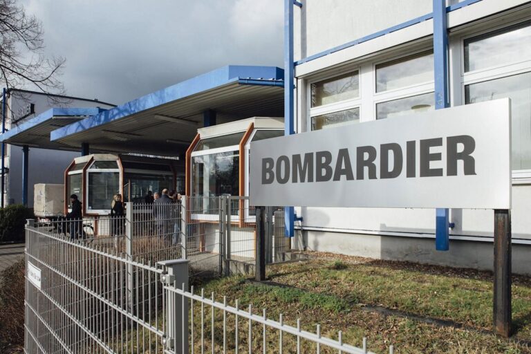 Inversión de Bombardier en Estados Unidos: letrero de Bombardier en la entrada de una de sus plantas