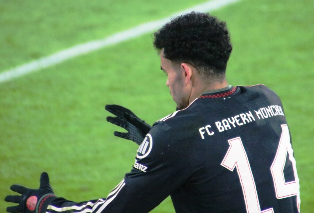 Luis Díaz, de espaldas con la camiseta 14 del FC Bayern Múnich, en una inversión en el Bayern Múnich que marca récord