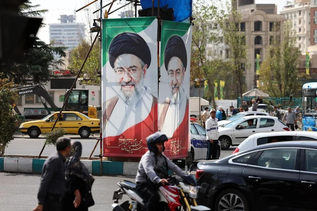 Calle de Teherán con carteles del régimen iraní, en la nota sobre el dron estadounidense MQ-1 que Irán dice haber derribado cerca de Ormuz