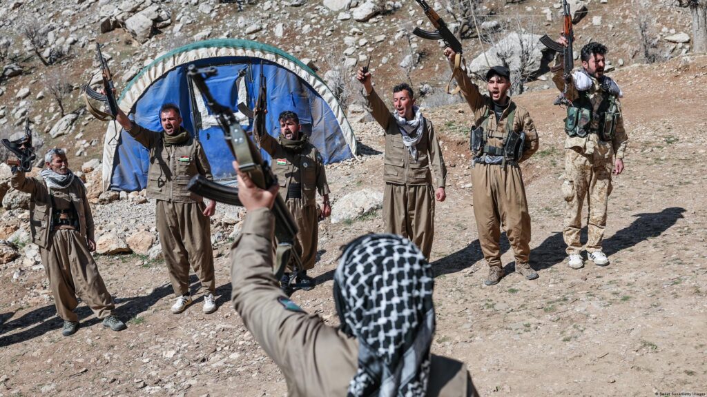 Irán ataca con drones a Komala: combatientes del grupo opositor kurdo iraní en las montañas del Kurdistán iraquí