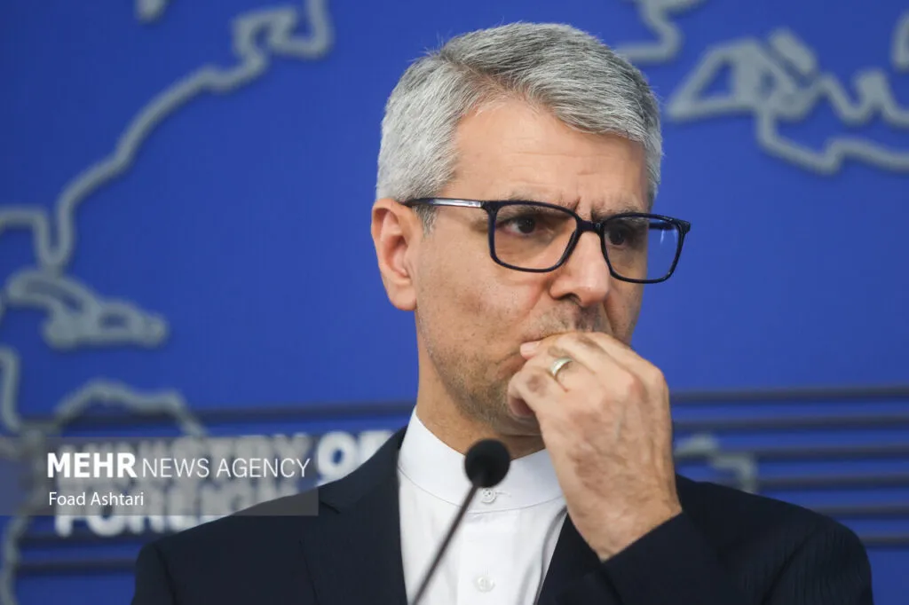 Desprecio por la diplomacia: Ismail Bagaei, portavoz del Ministerio de Exteriores de Irán, en una rueda de prensa en Teherán