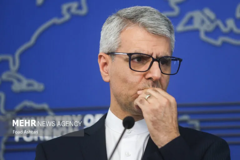 Desprecio por la diplomacia: Ismail Bagaei, portavoz del Ministerio de Exteriores de Irán, en una rueda de prensa en Teherán