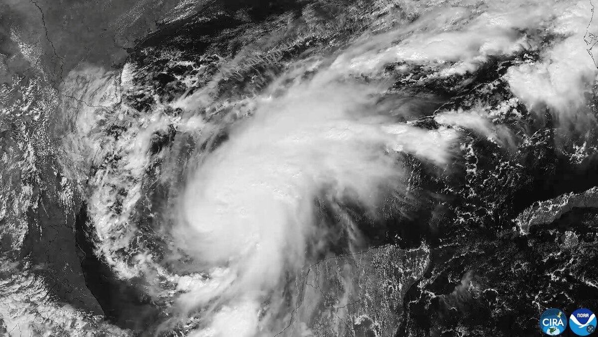 Huracán Isaías en el Golfo de México visto desde satélite