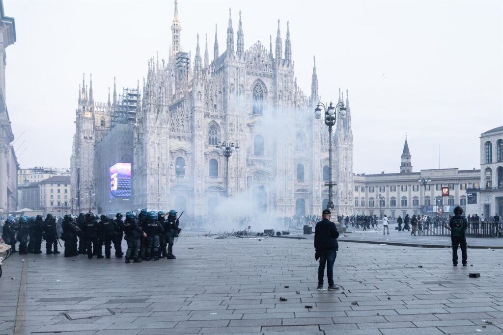 Militares en Milán: policías antidisturbios frente al Duomo durante los disturbios del fin de semana