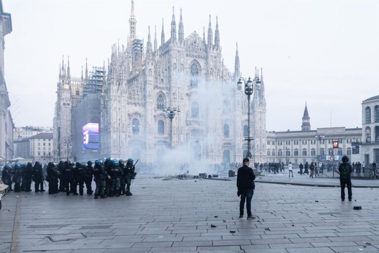 Militares en Milán: policías antidisturbios frente al Duomo durante los disturbios del fin de semana