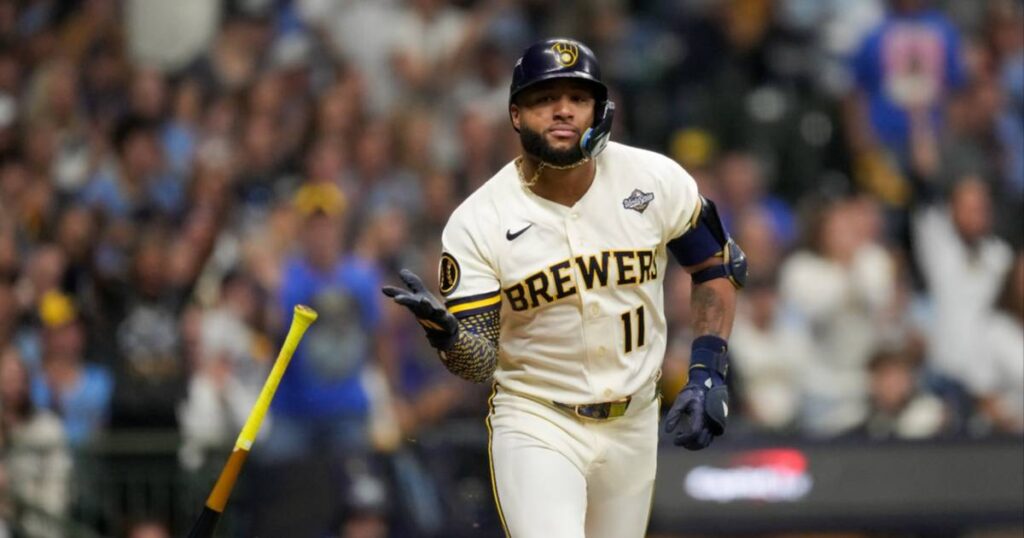 Jackson Chourio con el uniforme de los Cerveceros de Milwaukee en la Serie Mundial