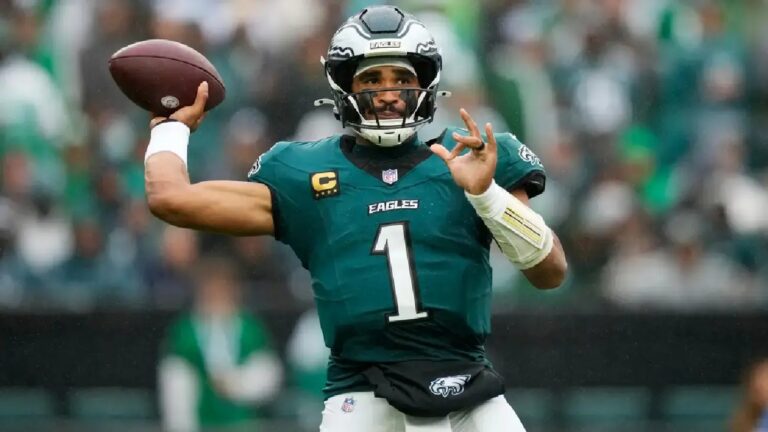 Jalen Hurts, quarterback de los Philadelphia Eagles con el número 1, a punto de lanzar el balón en un partido de la NFL