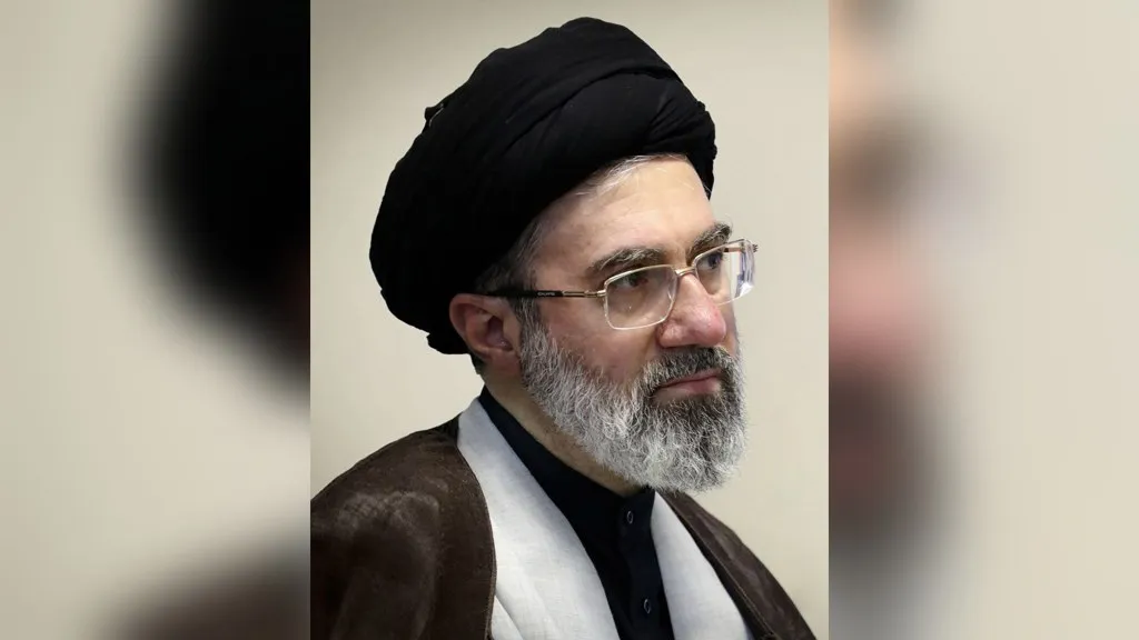 Jameneí ordena responder sin límites geográficos: retrato de Mojtaba Jameneí, líder supremo de Irán, con turbante negro y gafas