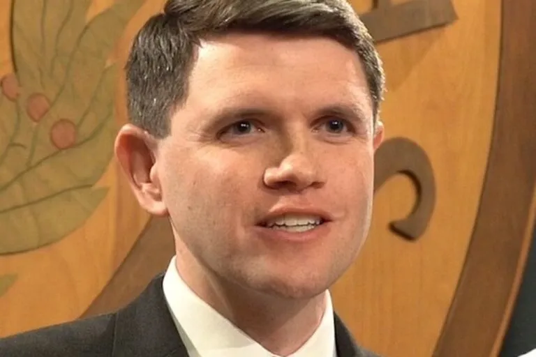 James Talarico, candidato demócrata al Senado por Texas, en una conferencia de prensa