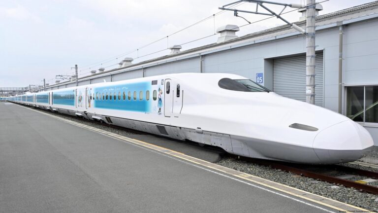 Falsa alerta de terremoto en Japón: un tren bala Shinkansen de la línea Tokaido, cuyo servicio fue suspendido temporalmente por la advertencia errónea