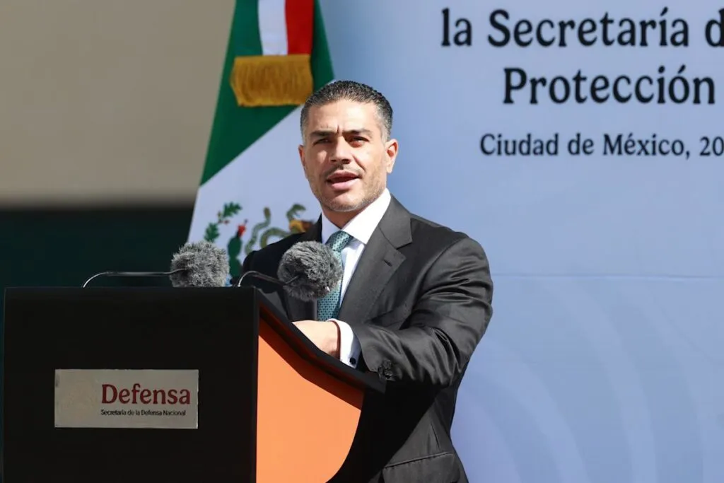 Jefes de Seguridad a Sinaloa: Omar García Harfuch habla en un atril de la Secretaría de la Defensa Nacional en Ciudad de México