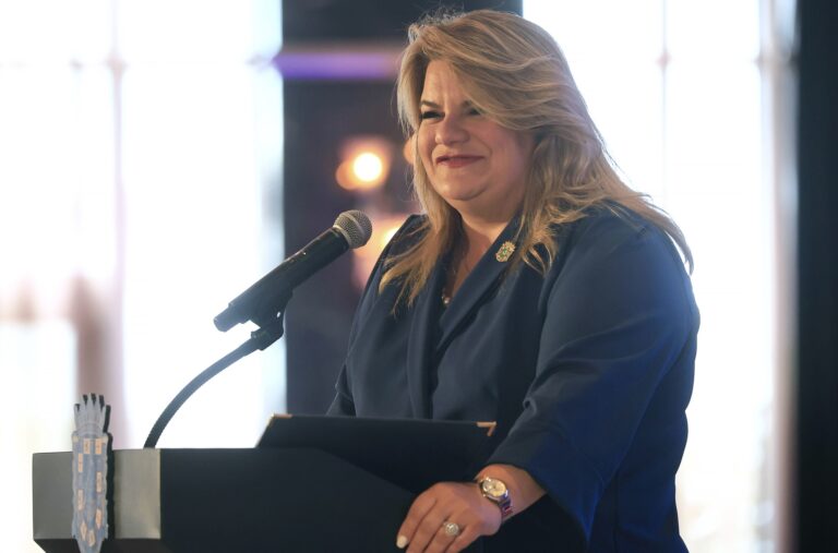 La gobernadora Jenniffer González, impulsora de la estadidad de Puerto Rico, en un atril oficial