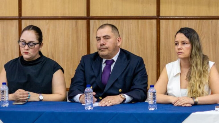 La JEP condena a Juan Carlos Figueroa: el coronel retirado, de traje oscuro y corbata morada, durante una audiencia en Valledupar