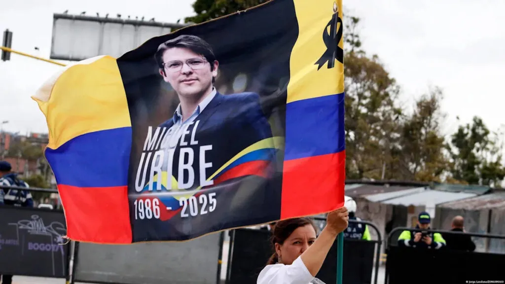 Bandera con el retrato de Miguel Uribe Turbay en Bogotá, en el caso en el que la JEP revoca la libertad condicional de Kendry Téllez Álvarez