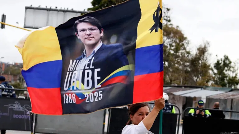 Bandera con el retrato de Miguel Uribe Turbay en Bogotá, en el caso en el que la JEP revoca la libertad condicional de Kendry Téllez Álvarez