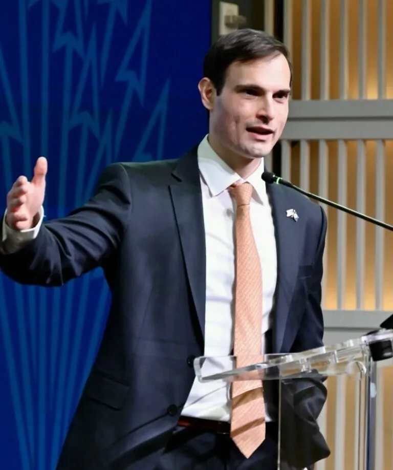 Jeremy Lewin deja el Departamento de Estado: el asesor de Marco Rubio habla en un acto oficial en Washington