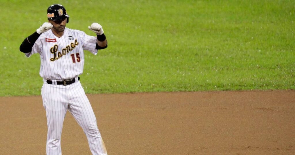 Jesús Guzmán Leones: el toletero venezolano con el uniforme de Leones del Caracas durante un juego de la LVBP