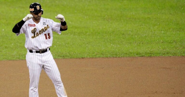 Jesús Guzmán Leones: el toletero venezolano con el uniforme de Leones del Caracas durante un juego de la LVBP