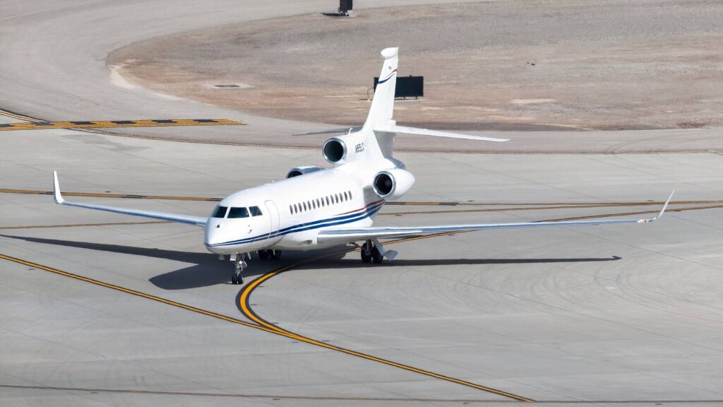 Jet ejecutivo Dassault Falcon en una pista del aeropuerto Harry Reid de Las Vegas
