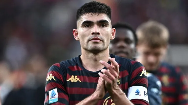 Johan Vásquez brilla con el Genoa: el capitán mexicano aplaude con la camiseta del Genoa y el gafete de la Serie A