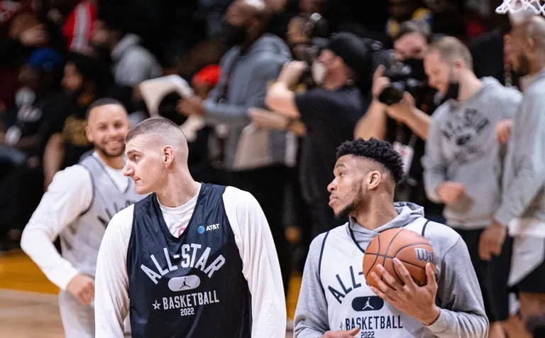 Jokic llega a 200 triples-dobles: Nikola Jokic junto a Giannis Antetokounmpo en el All-Star de la NBA