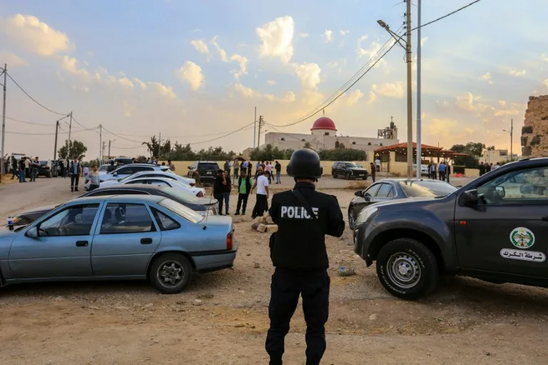 Jordania detiene a los tres atacantes: un policía vigila la zona de la iglesia de San Jorge en Hamud, Karak
