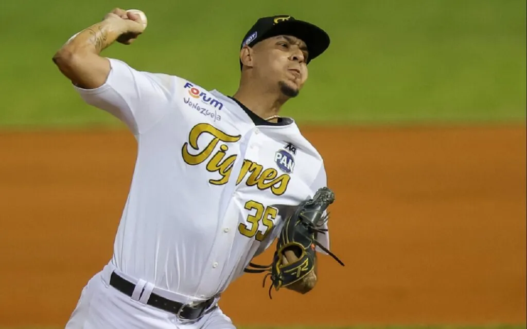 Jorgan Cavanerio, lanzador venezolano, en acción: es uno de los brazos del cambio entre Tiburones y Águilas en la LVBP