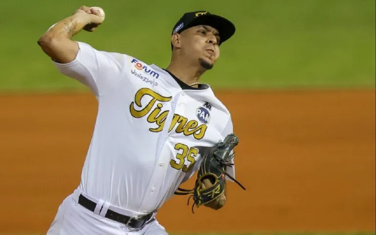 Jorgan Cavanerio, lanzador venezolano, en acción: es uno de los brazos del cambio entre Tiburones y Águilas en la LVBP