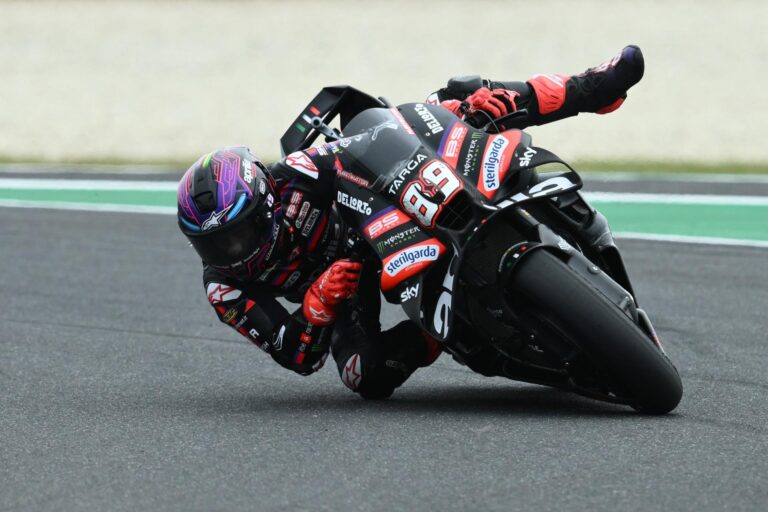 Jorge Martín se fractura el radio en Australia: el piloto de Aprilia, con el número 89, pierde el control de su moto en Phillip Island