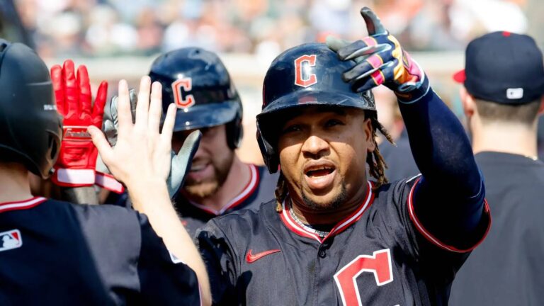 José Ramírez celebra jonrón de dos carreras con los Cleveland Guardians