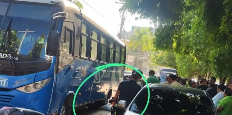 Escena del accidente en Barranquilla: bus azul de Alianza Sodis detenido en la carrera 46 junto a un carro particular y una multitud