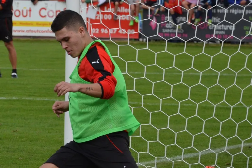 Juan Fernando Quintero entrenando con balón durante una práctica