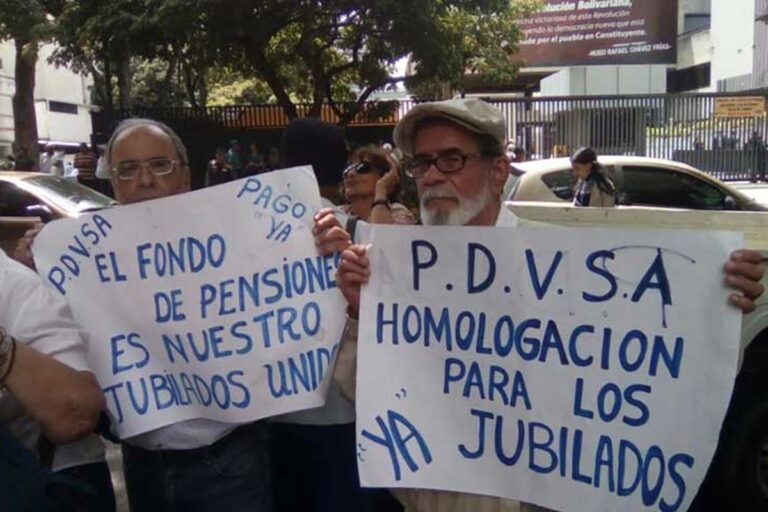 Jubilados de Pdvsa protestando con pancartas por el pago de su fondo de pensiones
