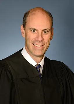 El juez James Boasberg, presidente del tribunal federal que ordenó a Trump revelar los estados presionados por el voto de no ciudadanos