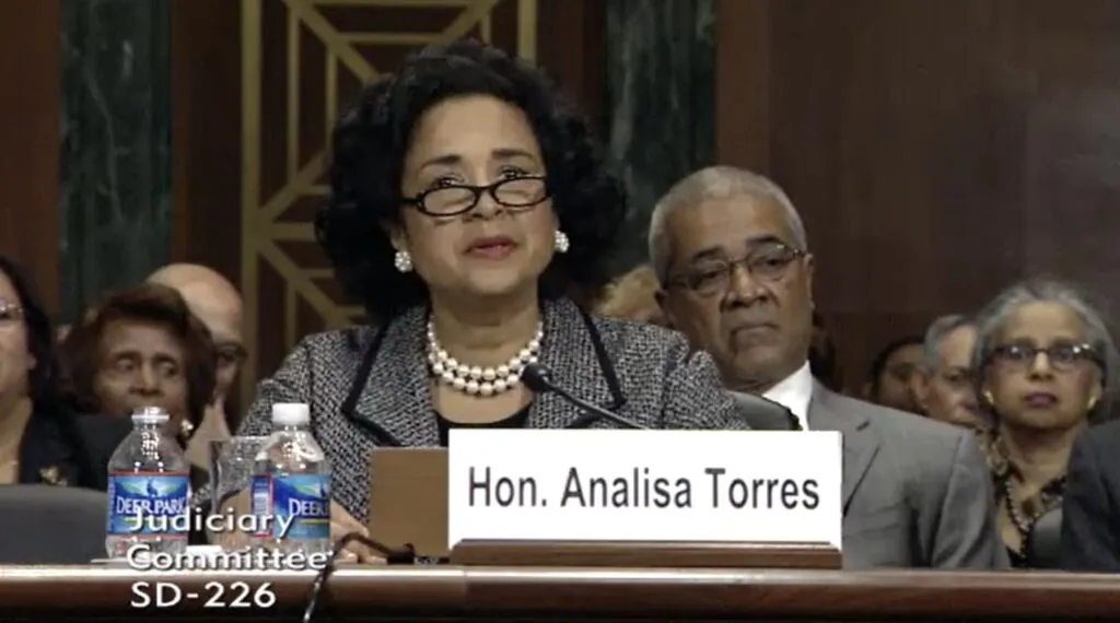 La jueza Analisa Torres durante su audiencia de confirmación en el Comité Judicial del Senado de Estados Unidos, con la placa con su nombre