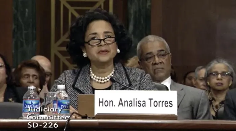 La jueza Analisa Torres durante su audiencia de confirmación en el Comité Judicial del Senado de Estados Unidos, con la placa con su nombre