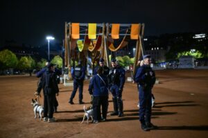 Policías controlan a varias personas durante los juicios por disturbios en Francia y el toque de queda parcial en Lyon