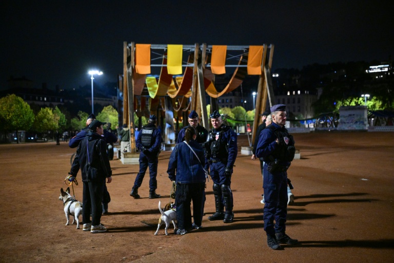 Policías controlan a varias personas durante los juicios por disturbios en Francia y el toque de queda parcial en Lyon